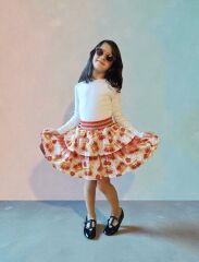 Bej Üzerine Kırmızı Gül ve Taç Desenli Katlı Kız Çocuk Eteği – Zarif ve Masalsı Tasarım