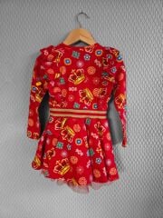 Kırmızı Taç Desenli Kız Çocuk Elbisesi – Şık ve Gösterişli Tasarım