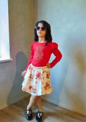 Kırmızı İşli Bluz & Bej Gül Desenli Etek – Şık ve Zarif Kız Çocuk Takımı