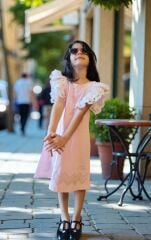 Kolları Fırfırlı & Sırt Detaylı Kız Çocuk Elbisesi – Bahar Esintili Zarafet