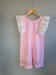 Kolları Fırfırlı & Sırt Detaylı Kız Çocuk Elbisesi – Bahar Esintili Zarafet