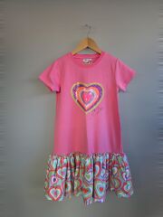 Pembe Kalp İşlemeli Kız Çocuk Elbisesi – Tatlı ve Zarif Tasarım