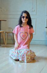 Pembe Kalp İşlemeli Kız Çocuk Elbisesi – Tatlı ve Zarif Tasarım