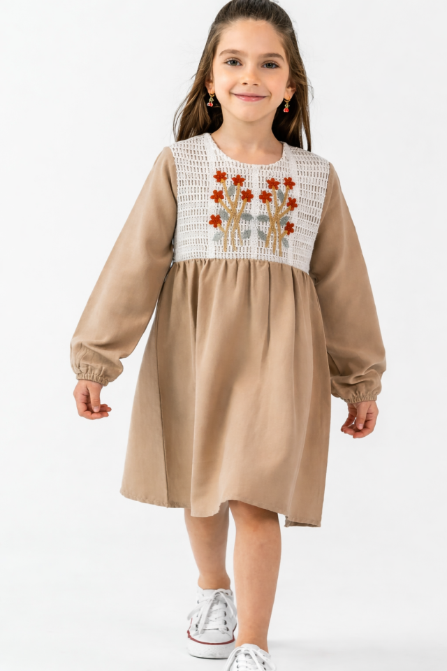 4-8 Yaş Kız Çocuk Nakışlı Uzun Kollu Sütlü Kahve Elbise